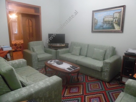 Apartament 2+1 per shitje ne zonen e Bllokut ne Tirane, (TRS-618-45d)