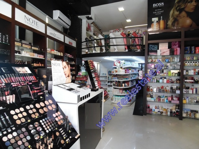 Dyqan ne shitje ne zonen Qytet Studenti ne Tirane (TRS-718-38E)