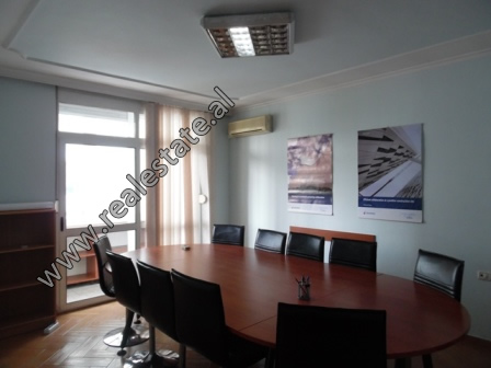Ambient me qera per zyra ne zonen e ish-Ekspozites ne Tirane (TRR-718-68E)