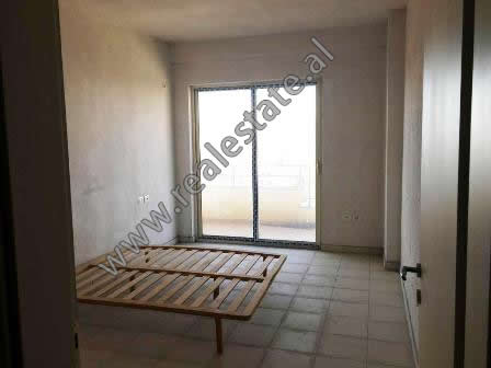 Apartament 1+1 ne shitje prane Gjimnazit Ibrahim Rugova ne Kamez ne Tirane (TRS-1018-12E)