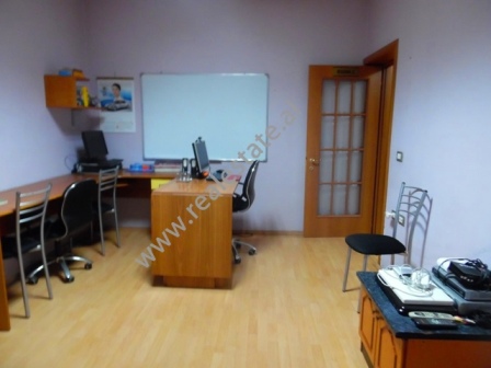 Apartament per zyra me qera ne rrugen e Barrikadave ne Tirane (TRR-1118-21d)