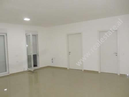 Apartament 1+1 per zyre me qera ne Kompleksin Homeplan ne Tirane (TRR-1218-25E)