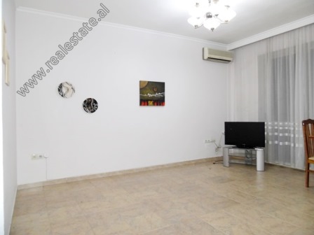 Apartament 1+1 me qera ne Zonen e Bllokut ne Tirane (TRR-119-17L)