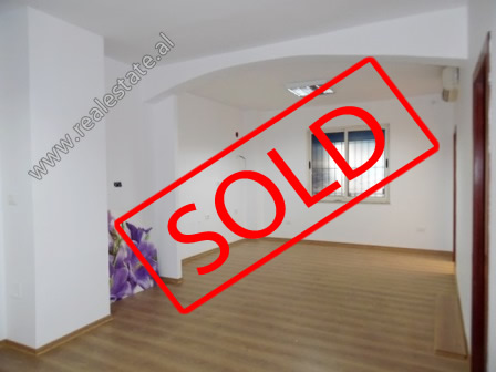 Apartament 2+1 per shitje ne zonen e Bllokut ne Tirane (TRS-1118-25L)