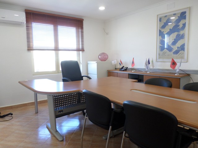 Zyre me qera prane zones se Medresese, ne Tirane (TRR-219-41T)