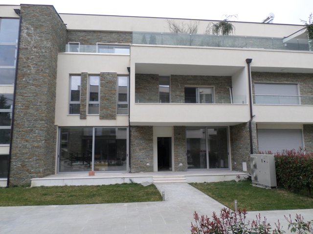 Apartament dupleks me qera prane Liqenit te Thate ne Tirane (TRR-319-9T)