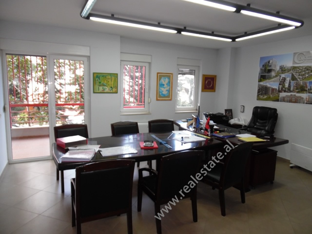 Zyre/Apartament per shitje prane Liqenit te Thate ne Tirane (TRS-319-28T)