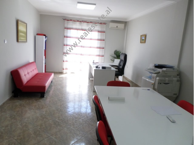Apartament 3+1 per shitje ne rrugen e Elbasanit ne Tirane, (TRS-117-51T)