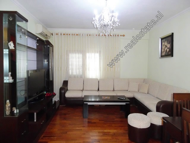 Apartament 2+1 me qera ne zonen e Don Boskos ne Tirane (TRR-419-26L)