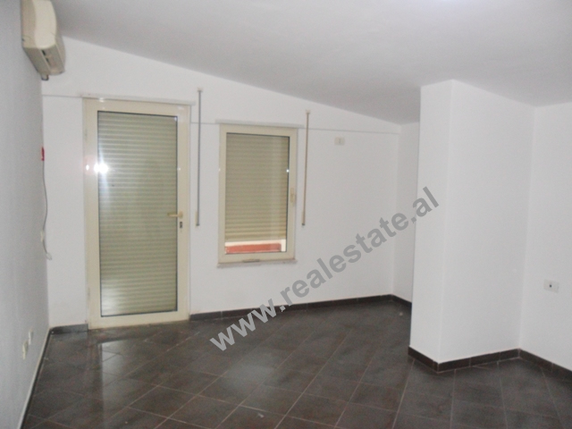 Apartament 4+1 me qera te Liqeni i Thate ne Tirane (TRR-313-45)