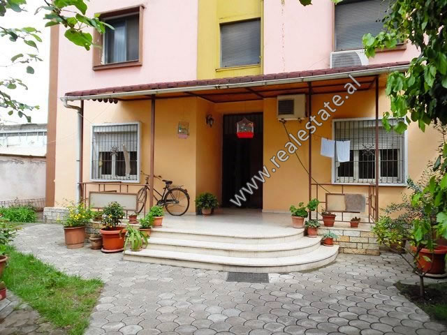 Apartament 3+1 per shitje prane rruges Ferit Xhajko ne Tirane (TRS-419-37L)