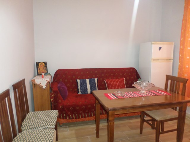 Apartament 1+1 me qera ne rrugen e Durresit ne Tirane. (TRR-519-12T)