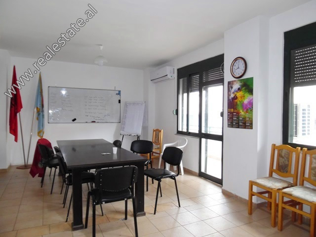 Apartament 2+1 per shitje prane Bulevardit Zogu I ne Tirane (TRS-519-22L)
