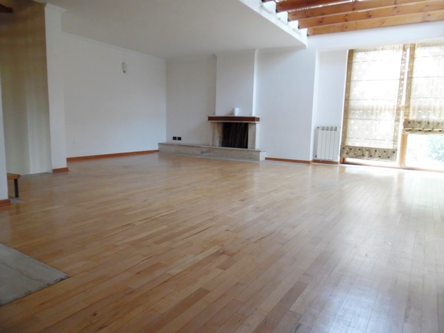 Apartament duplex me qera prane kompleksit Dinamo ne Tirane (TRR-817-1d)