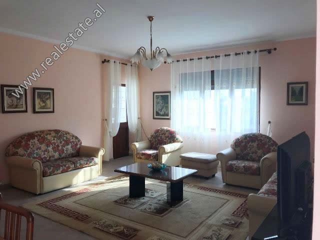Apartament 2 + 1 me qera ne zonen e Porcelanit ne Tirane (TRR-416-39b)