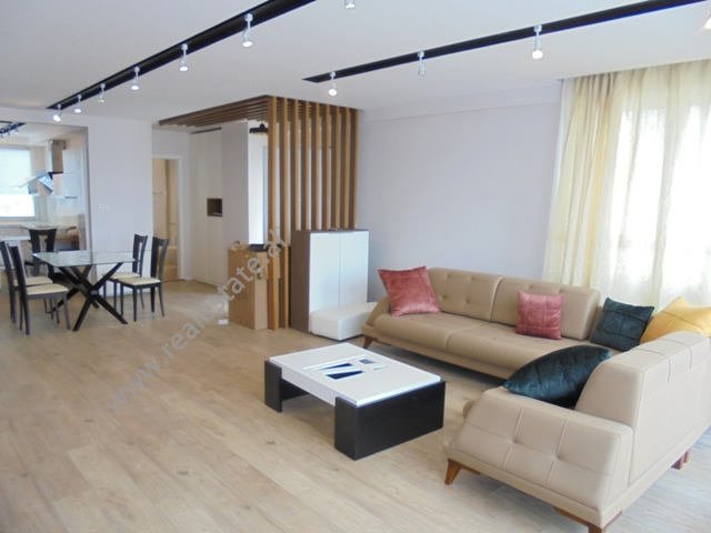 Apartament dupleks 3+1 per shitje ne rezidencen Kodra e Diellit ne Tirane (TRS-319-31S)
