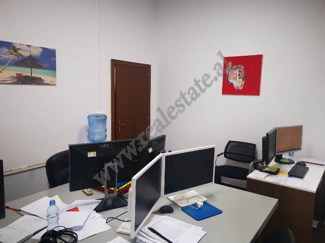 Ambient zyre me qira prane Bulevardit Deshmoret e Kombit ne Tirane