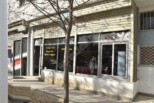 Ambient dyqani per shitje ne zonen e Astirit ne Tirane