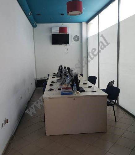 Zyre per shitje prane Bulevardit Zogu I ne Tirane (TRS-1214-36r)