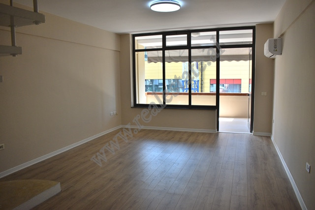 Ambient zyre dupleks me qira tek sheshi Skenderbej ne Tirane