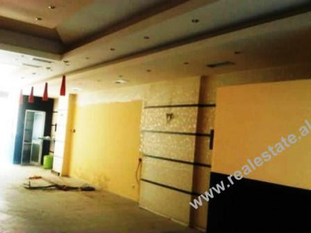 Space store for rent in Tirana. The store with 100m2 of space is positioned on the first floor of a 