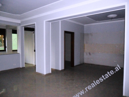 Apartament 4+1 ne shitje ne zonen e ish-Bllokut ne Tirane.
Me siperfaqe te brendshme 168&nbsp;m2, a