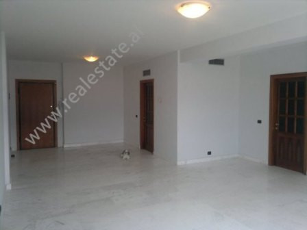 Apartament 3+1 me qera ne rrugen Abdi Toptani ne Tirane.
Apartamenti pozicionohet ne nje ndertese t