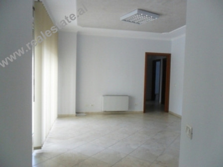 Apartament 3+1 me qera ne zonen e ish-Bllokut ne Tirane.

Apartamenti ndodhet ne katin e II-te te 