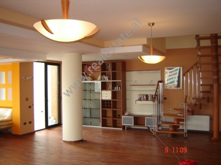 Apartament dupleks teper modern me qera ne rrugen Ibrahim Rugova ne Tirane.
Pozicionohet ne nje nga