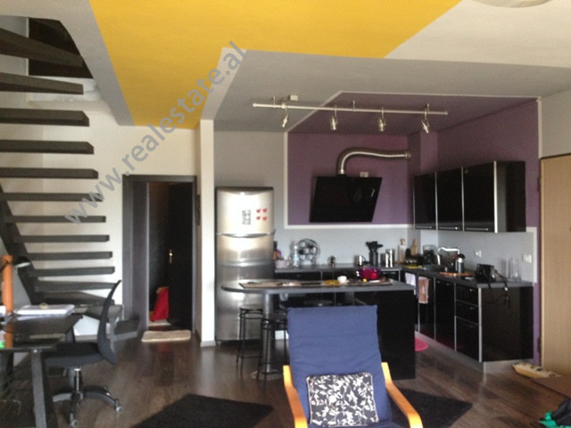 Apartament dupleks me qera ne rezidencen Kodra e Diellit ne Tirane.

Me nje siperfaqe prej 119 m2 