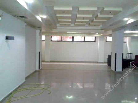 Space store for sale in Blloku area in Tirana.&nbsp;
The store is positioned inside of the hood, in