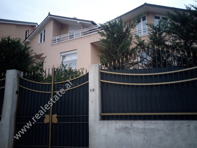 Apartment dupleks me qera pjese e nje vile ne rrugen Ali Visha ne Tirane.

Zona eshte mjaft e pref