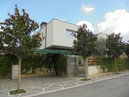 Modern villa for rent in Lunder Village in Tirana.The villa lies on a plot of 302sqm, with 186sqm of
