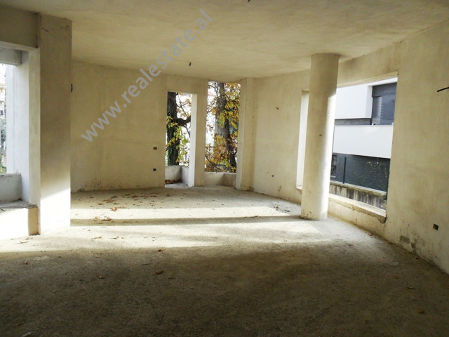 Apartament per shitje ne rrugen Fuat Toptani ne Tirane.
Ndodhet ne katin e 2-te ne nje vile 3-kates