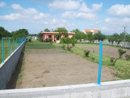 Toke dhe banese per shitje prane zones Mbisuka ne Velipoje.
Ndodhet buze rruge kryesore dhe rreth 4