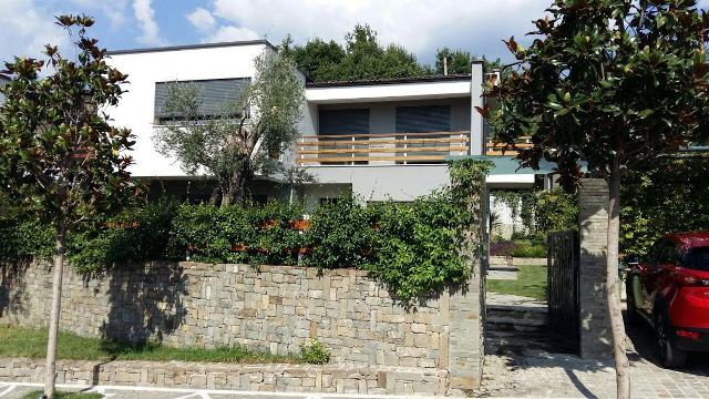 Modern villa for rent in Lunder area in Tirana. The villa is located in a compound with villas and a
