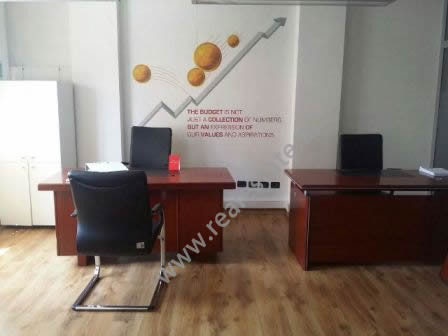 Zyra me qera ne rrugen Dritan Hoxha ne Tirane.
Zyra ndodhet ne katin e 1-re dhe te 2-te te nje godi