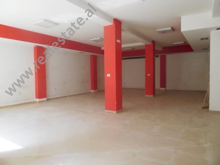Office for rent close to Elbasani Street in Tirana.
It is situated on the 1-st floor of a 3-storey 