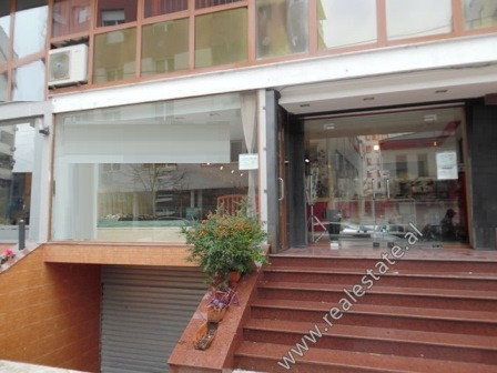 Dyqan bashke me bodrum per shitje ne rrugen e Bogdaneve ne Tirane.
Dyqani ka siperfaqe 82.7m2 perfs