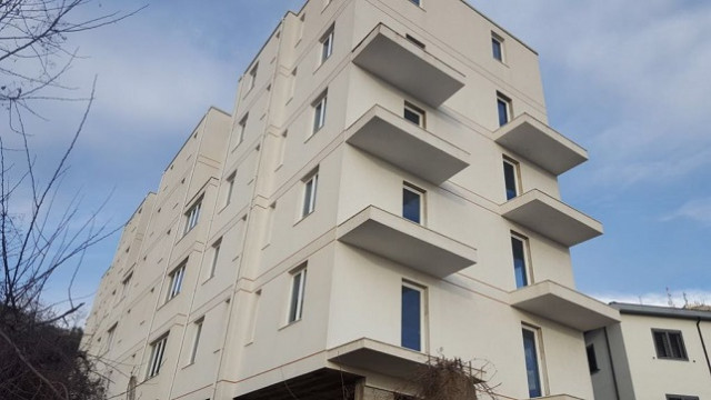 5- Floor building for sale in the city of Lezha County.

The building is located in the city very 