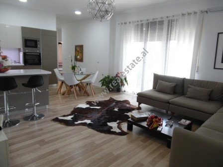 Apartament 2+1 per shitje ne rrugen e Kosovareve ne Tirane.
Apartamenti ndodhet ne katin e peste te