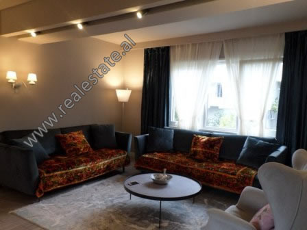 Apartament luksoz 2+1 me qera ne zonen e Lundres prane qendres Tregtare TEG, ne Tirane.

Ndodhet n