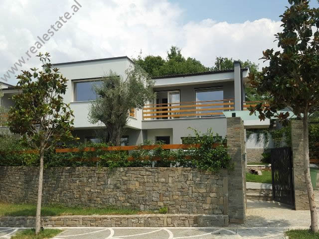 Modern villa for sale in Lunder Village in Tirana.&nbsp;

The villa is located in a compound with 