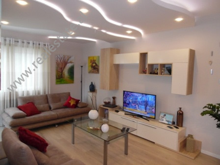 Apartament 2+1 modern me qera ne rrugen Kodra e Diellit, ne Tirane.

Ndodhet ne katin e 3 te nje p