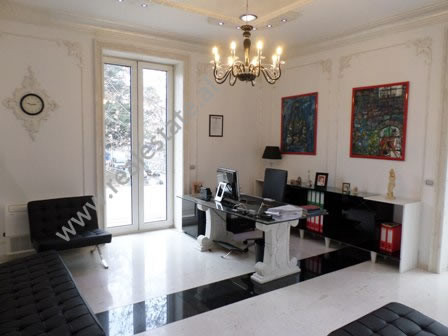 Zyra me qera ne rrugen Asim Vokshi, ne Tirane.

Ndodhet ne katin e dyte&nbsp;te nje ndertese 3 kat