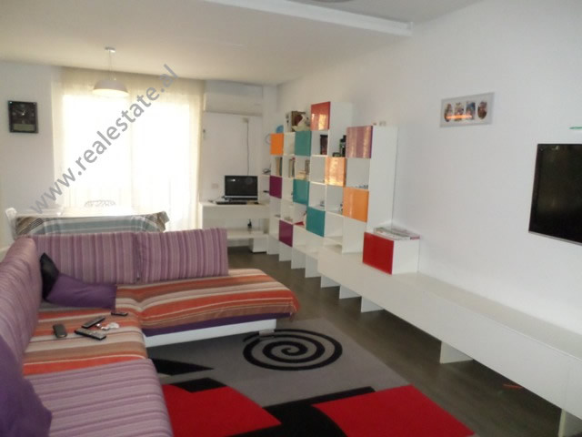 Apartament 2+1 modern me qera prane shkolles se Kuqe, ne rrugen Riza Cerova, ne Tirane.
Ndodhet ne 
