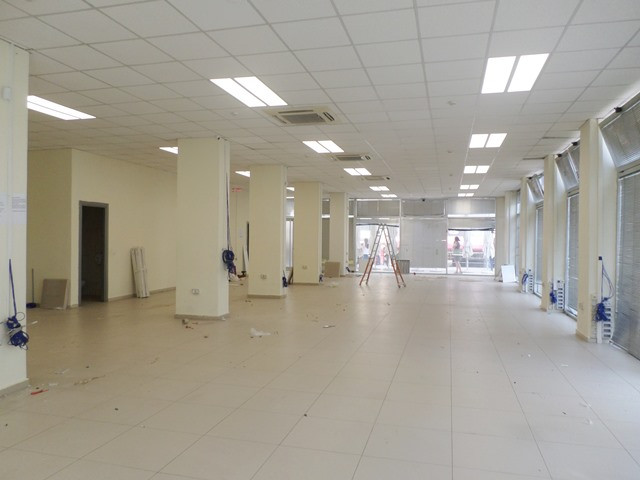 Store space for rent near Usluga complex in Tirana, Albania.
It is located on the ground floor of a