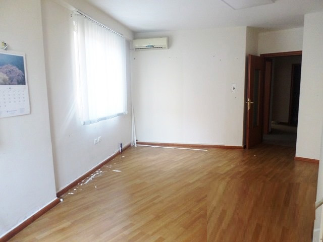 Apartament/Zyre me qera ne rrugen Isa Boletini ne Tirane.

Ndodhet ne katin e 2-te te nje pallati 