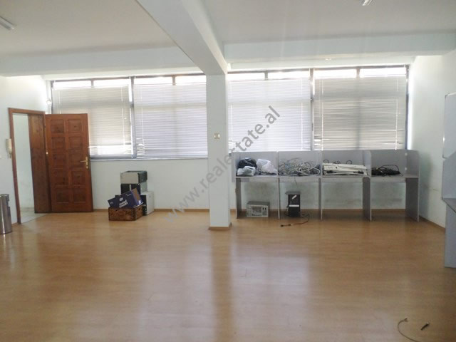 Office space for rent in Mine Peza street in Tirana.

Positioned on the second and third floor of 