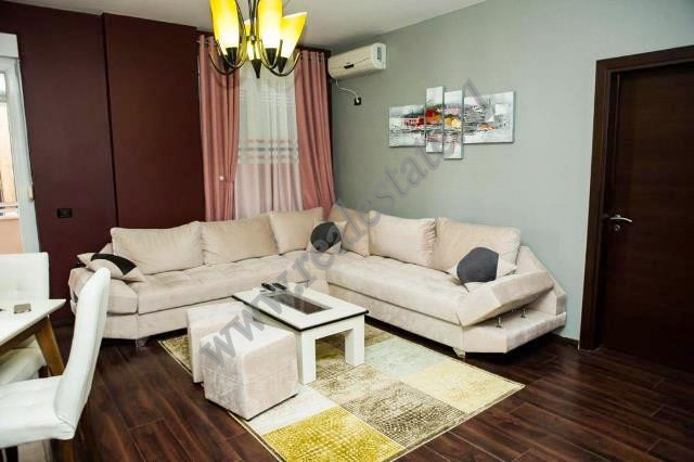 Apartament 2+1 me qera ne rrugen Zef Jubani ne Tirane.
Ndodhet ne katin e 6-te te nje pallati te ri